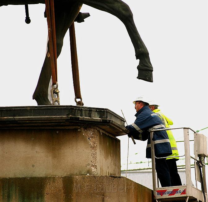 Reiterdenkmal kehrt zurueck auf dem Heumarkt P80.JPG